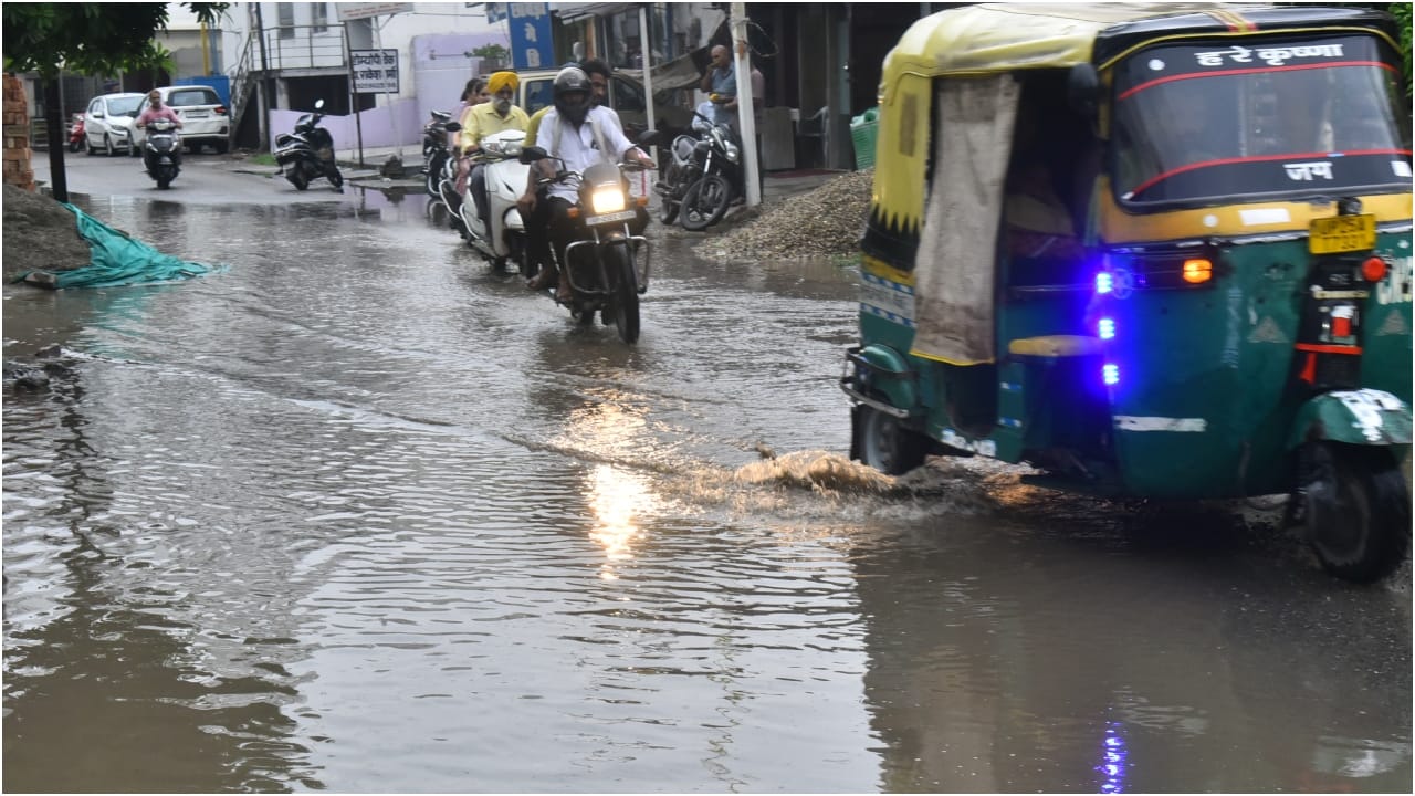Heavy rain causing waterlogging on Smart City roads in Bareilly