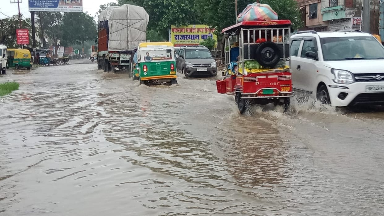 waterlogging on roads due to heavy rain in Shahjahanpur and Budaun