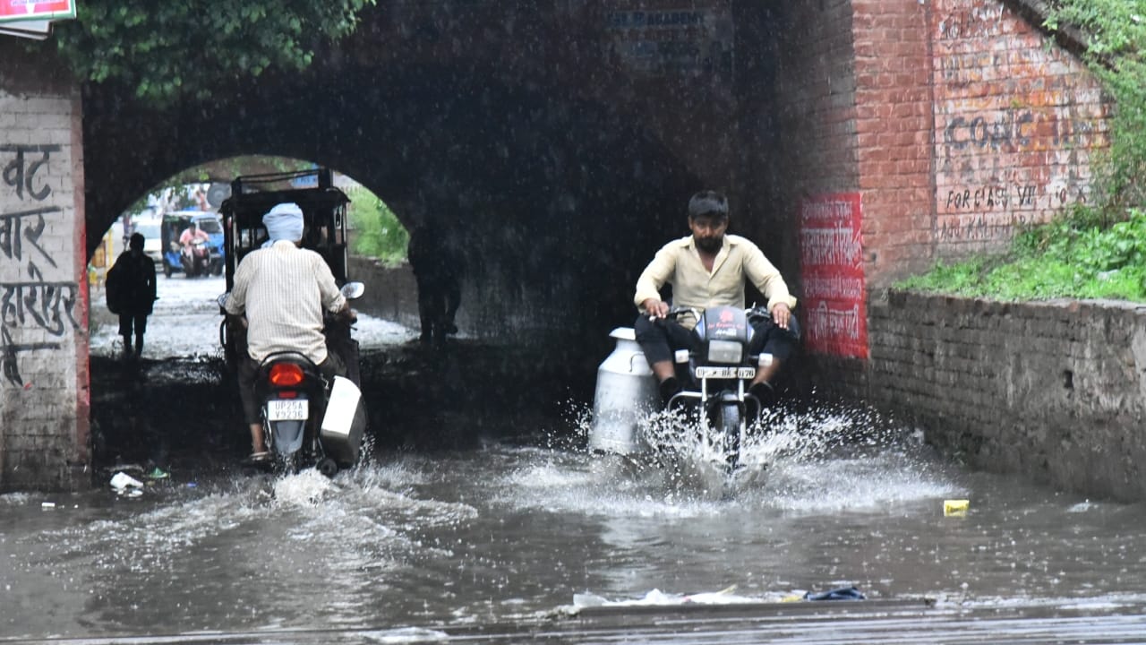 Heavy rain causing waterlogging on Smart City roads in Bareilly