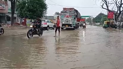 waterlogging on roads due to heavy rain in Shahjahanpur and Budaun