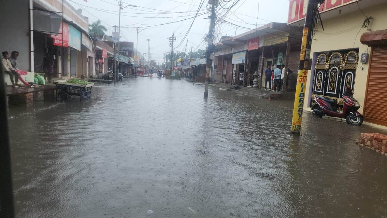 सड़क पर जलभराव