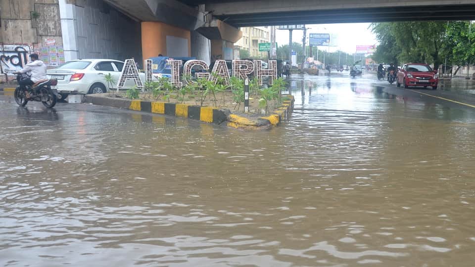 Aligarh rain causes water logging