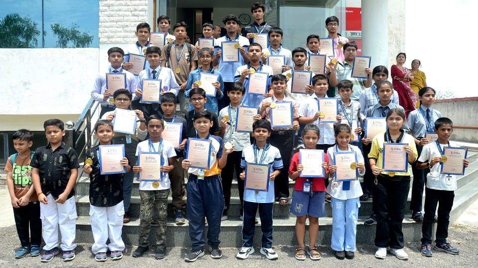 Amar Ujala Olympiad Aligarh district toppers get medals