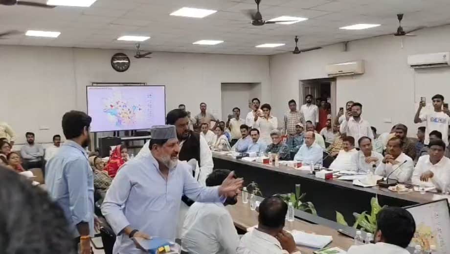 जिला विकास समन्वय एवं निगरानी समिति की बैठक  में हंगामा