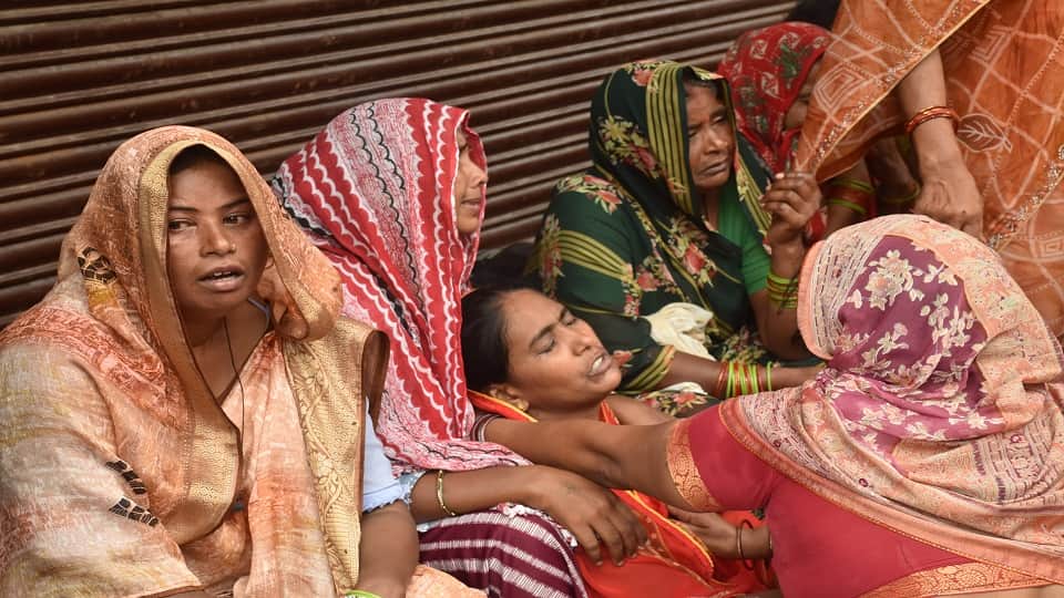 Agra accident Old lady Ganga Devi fell into the drain still missing