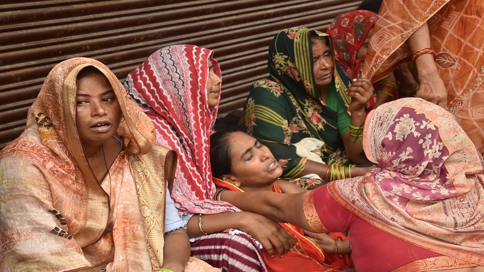 Agra accident Old lady Ganga Devi fell into the drain still missing