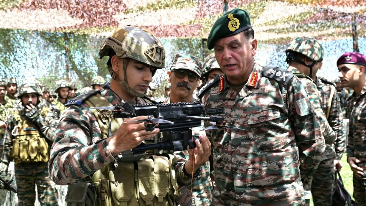 Army Chief visits the LoC, assesses soldiers' combat readiness