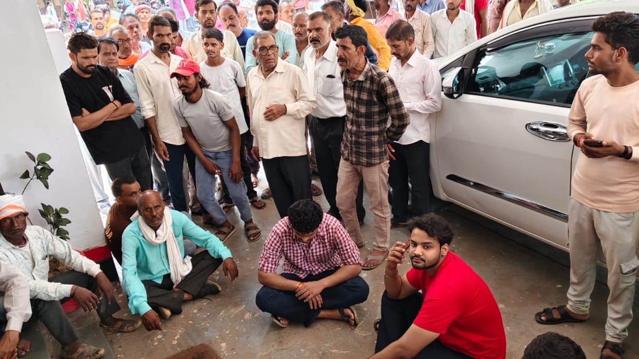 Lalitpur: Retired teacher's last rites not performed even after 20 hours