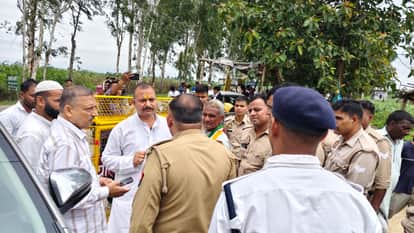 कांग्रेस प्रतिनिधि मंडल को रोकती पुलिस