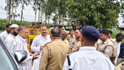 कांग्रेस प्रतिनिधि मंडल को रोकती पुलिस