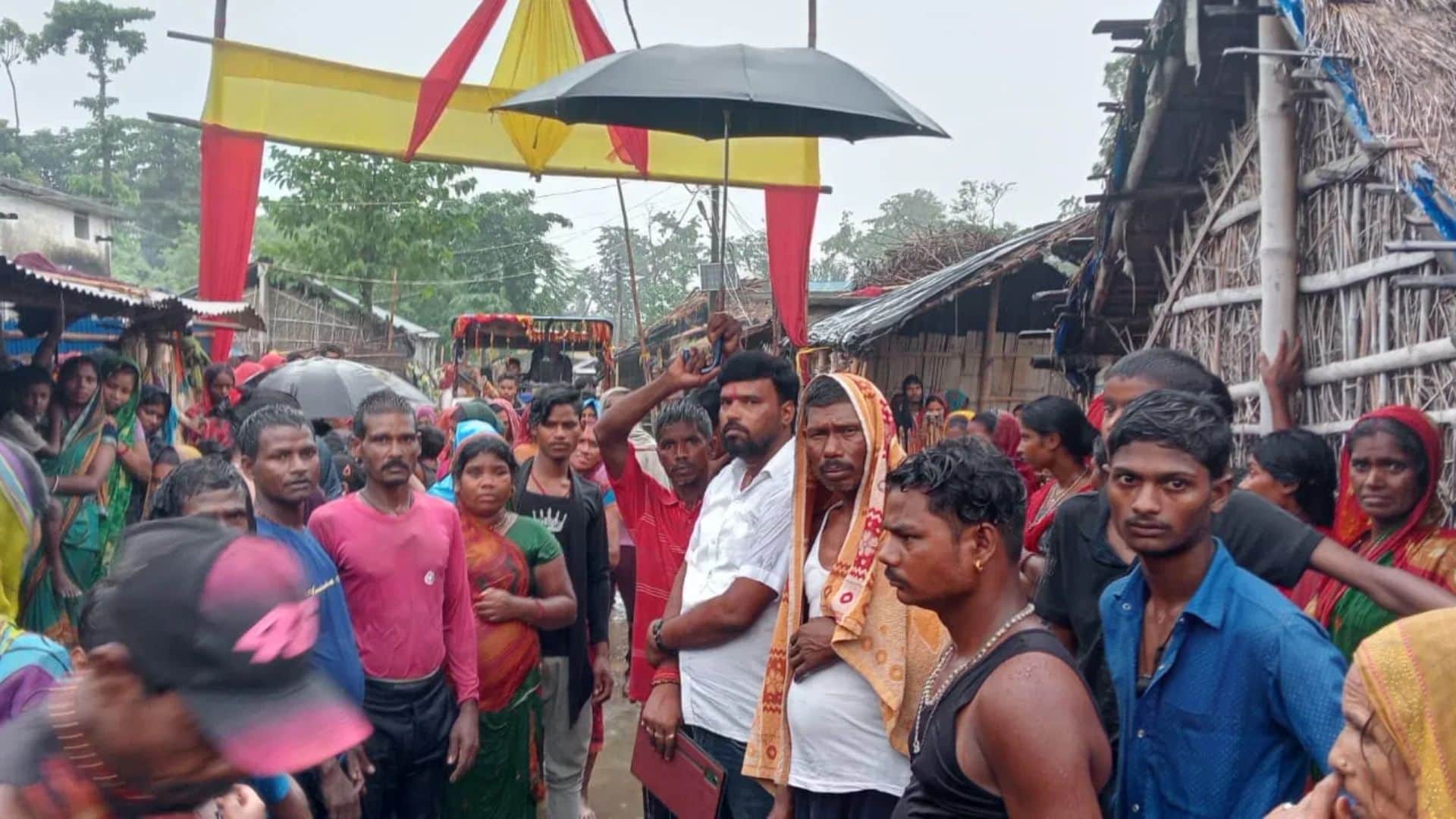 हादसे के बाद मौके पर जुटी ग्रामीणों की भीड़