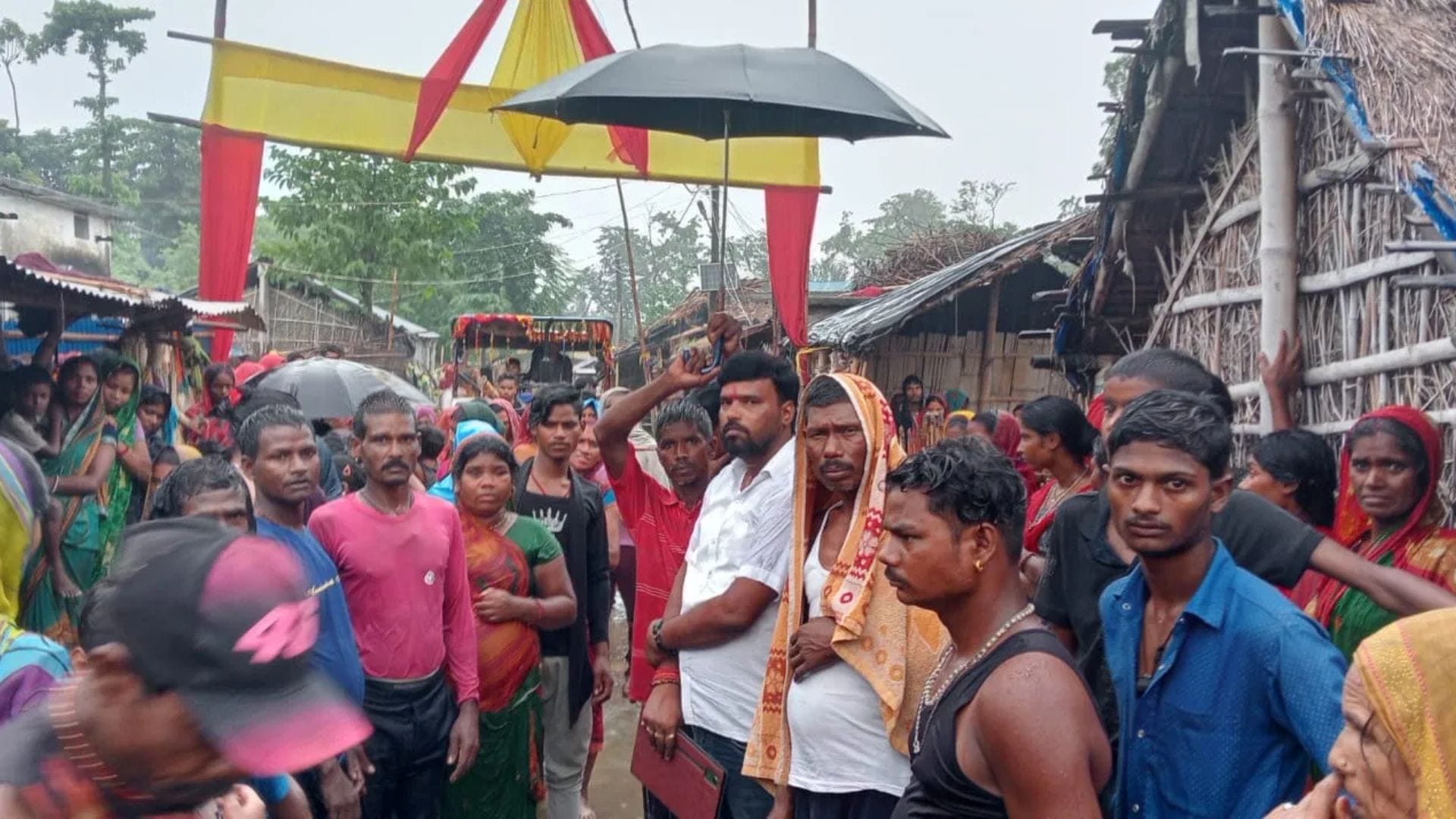 हादसे के बाद मौके पर जुटी ग्रामीणों की भीड़