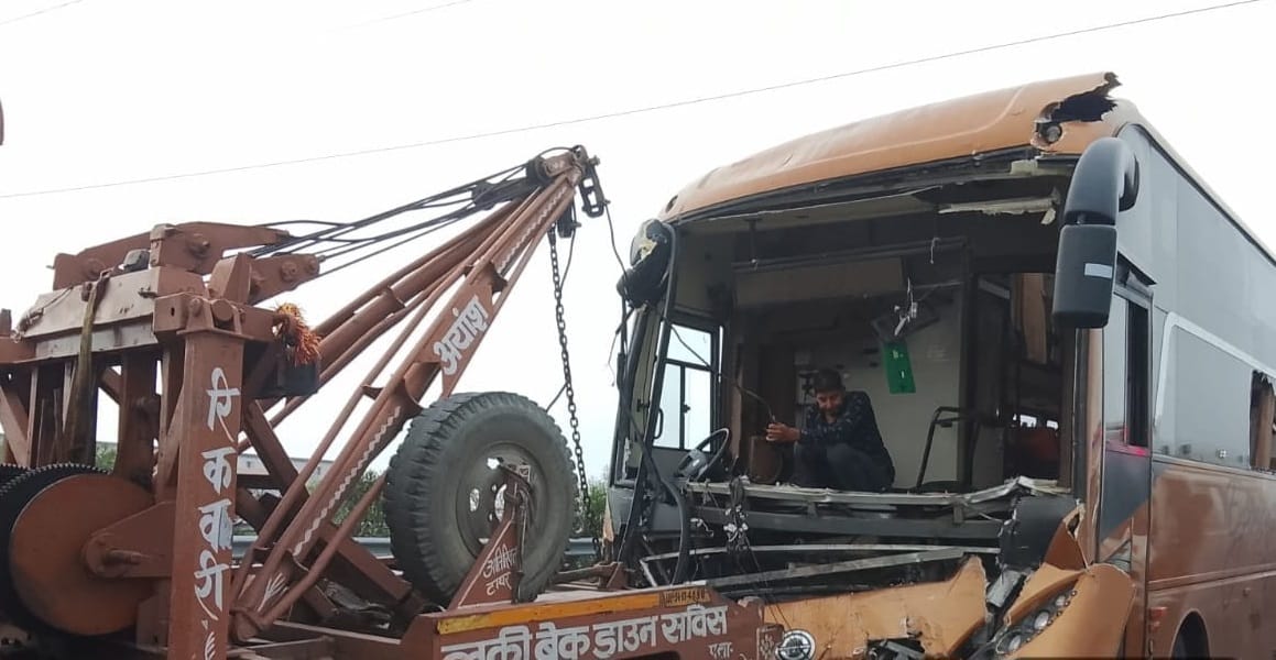 क्षतिग्रस्त बस को ले जाती क्रेन