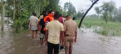 Meerut:  Car Plunges into Pond in Meerut Amid Heavy Rain, Driver Missing