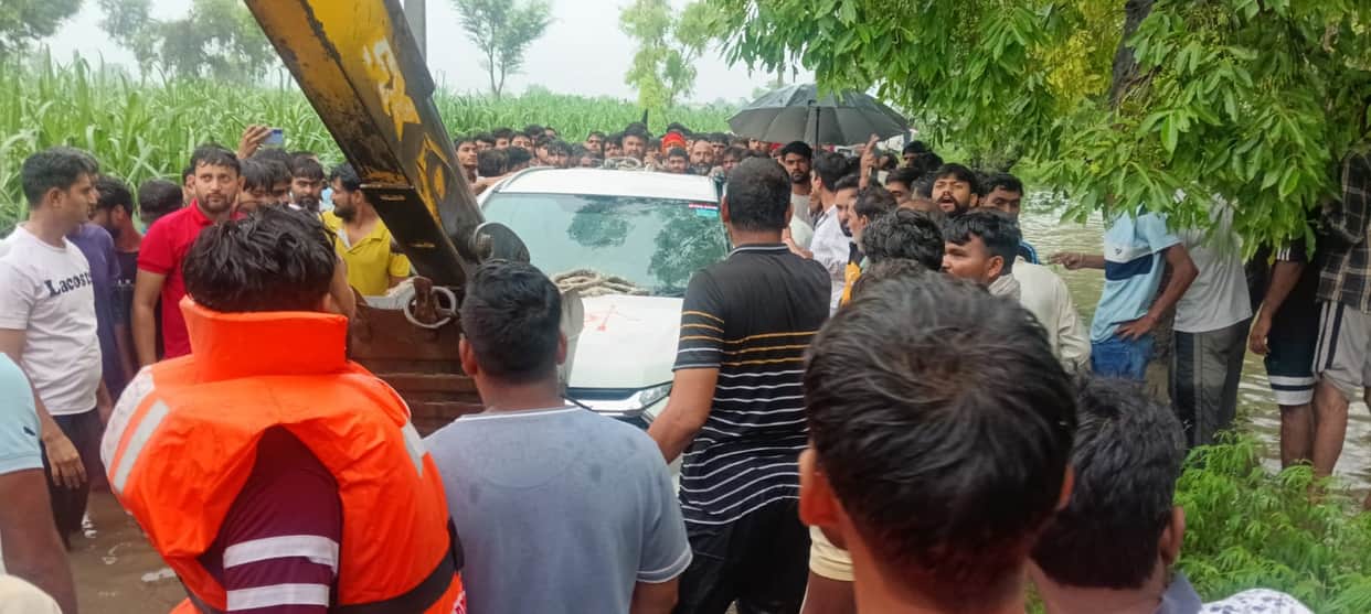 Meerut:  Car Plunges into Pond in Meerut Amid Heavy Rain, Driver Missing