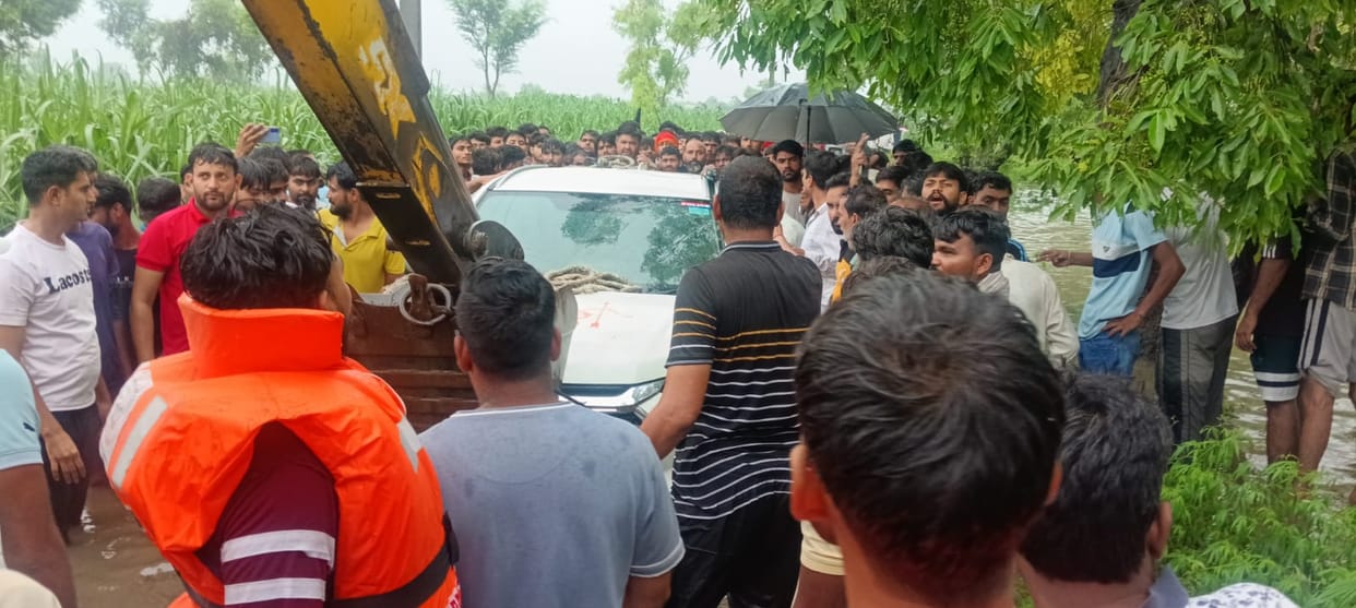 Meerut:  Car Plunges into Pond in Meerut Amid Heavy Rain, Driver Missing
