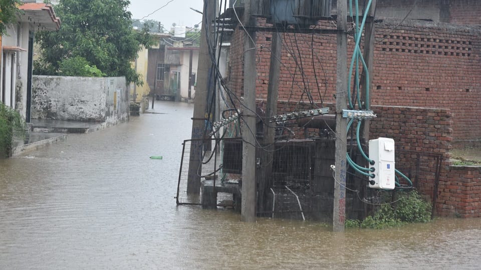 Rain Wreaks Havoc: Heavy vehicles halted on the Delhi-Pauri Highway