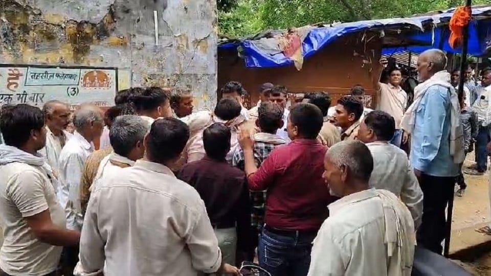 Two brothers clash over land at Tehsil office in agra