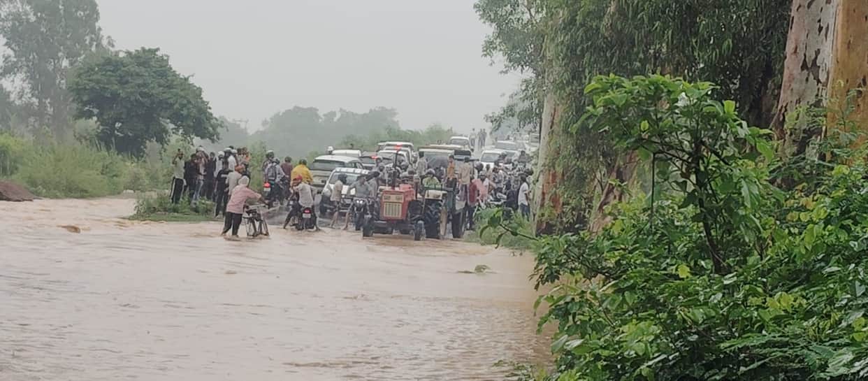 Bijnor: Malan River in Spate, Bijnor-Haridwar Road Closed as Water Flows Over Bridge