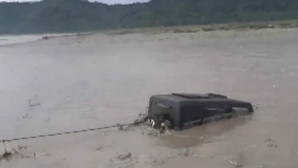 Haridwar News Youths from UP drove their Thar into  Ganga amidst rain water levels rose suddenly