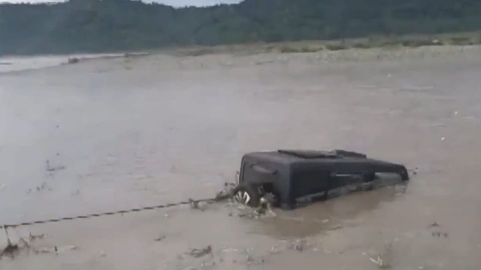 Haridwar News Youths from UP drove their Thar into  Ganga amidst rain water levels rose suddenly
