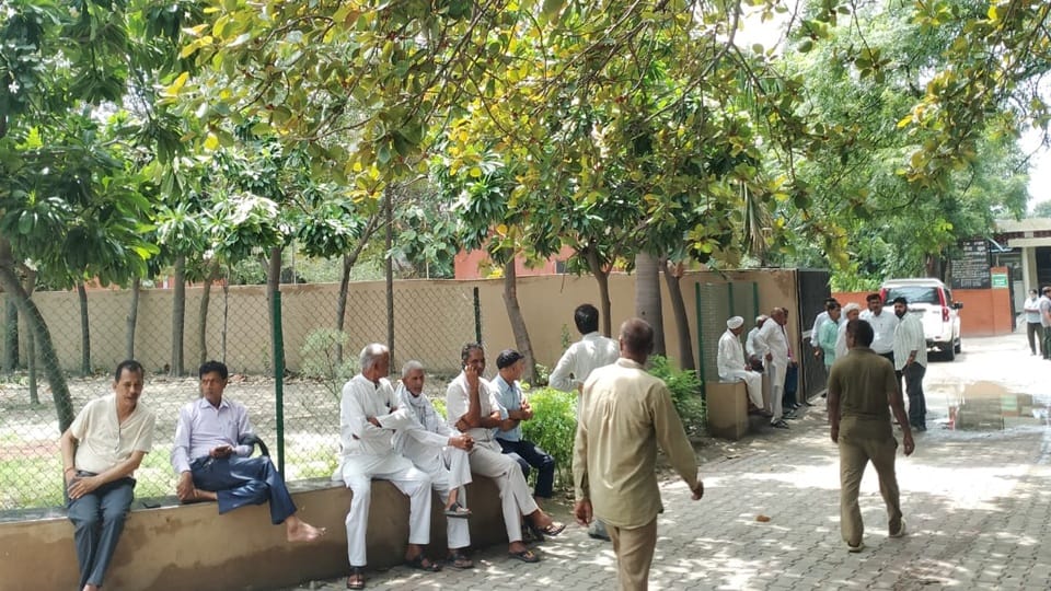 शव गृह के बाहर बैठे मृतका के परिजन