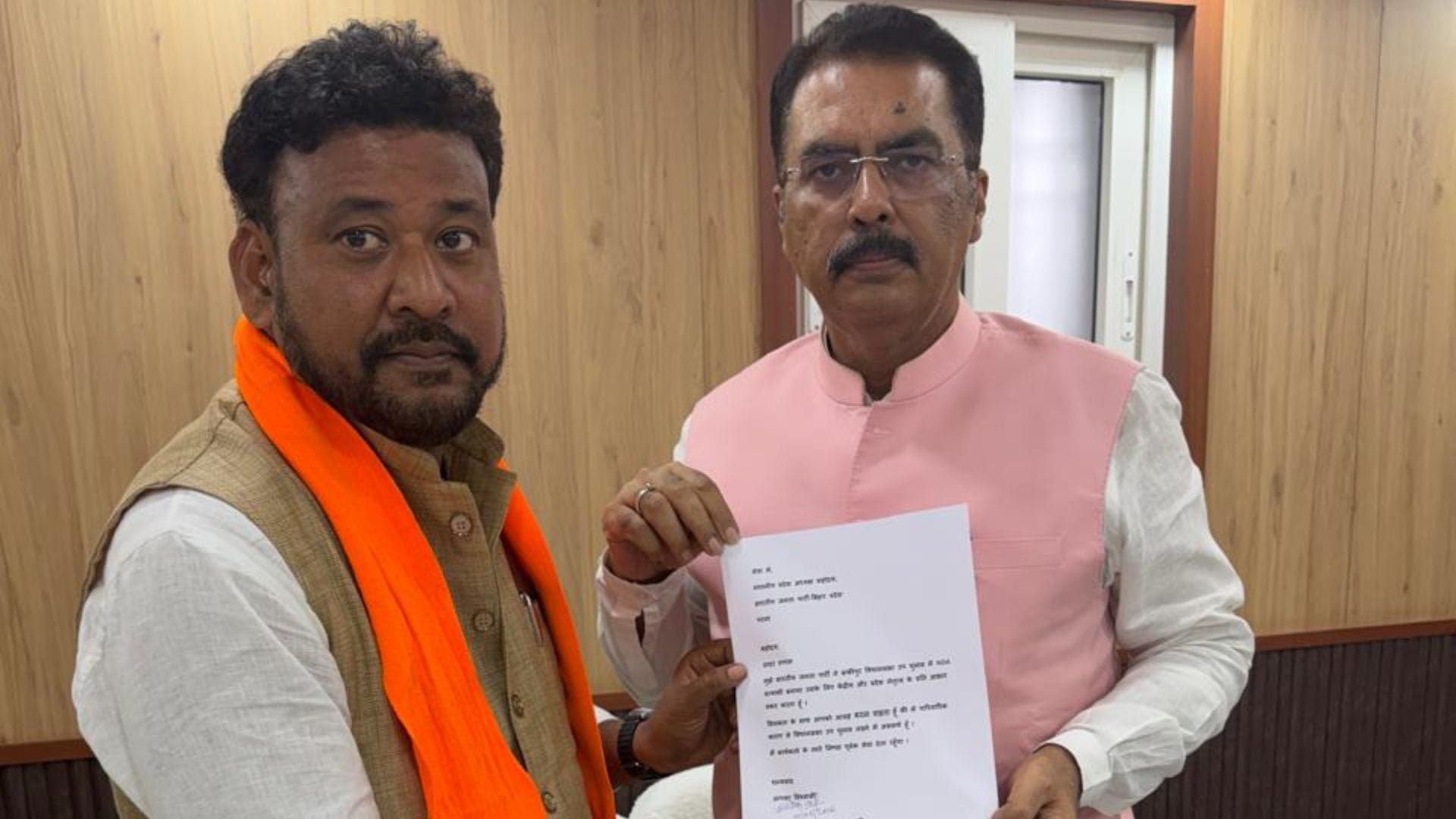 प्रदेश भाजपा अध्यक्ष संजय सरावगी को पत्र सौंपते अभिषेक कुमार बंटी