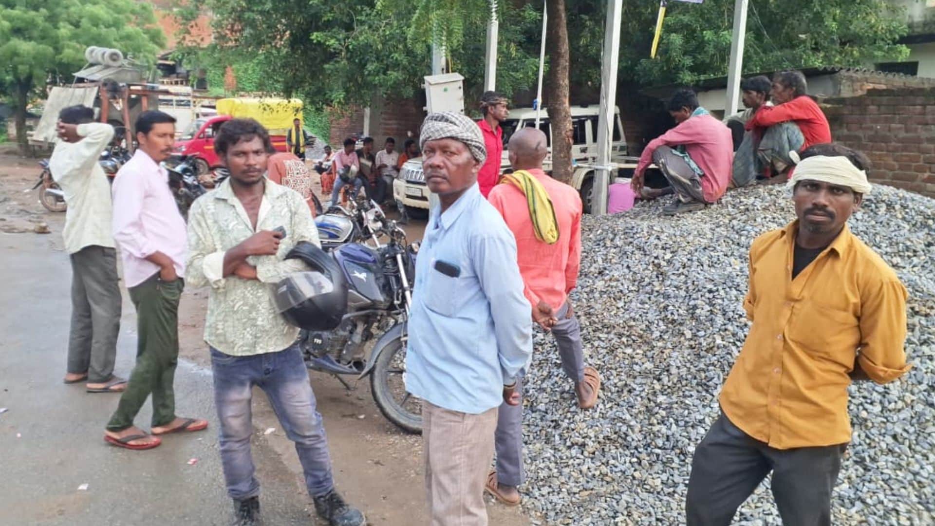 पोस्टमार्टम हाउस के बाहर परिजन।