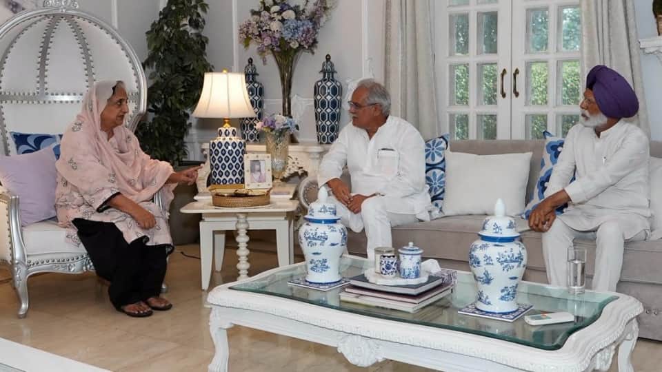 बीबी राजिंदर काैर भट्ठल से मिले भूपेश बघेल