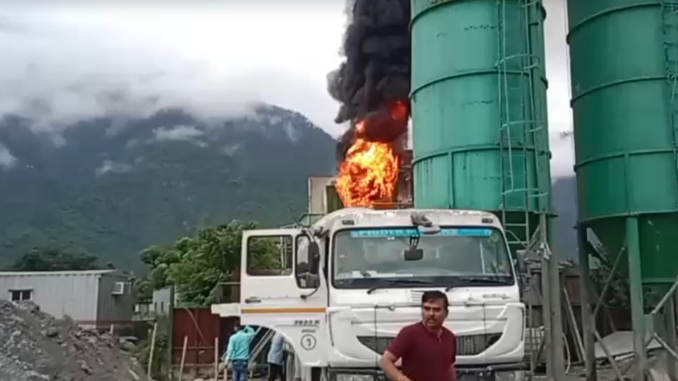 रेलवे निर्माण कार्य में लगे बैचिंग प्लांट में लगी आग