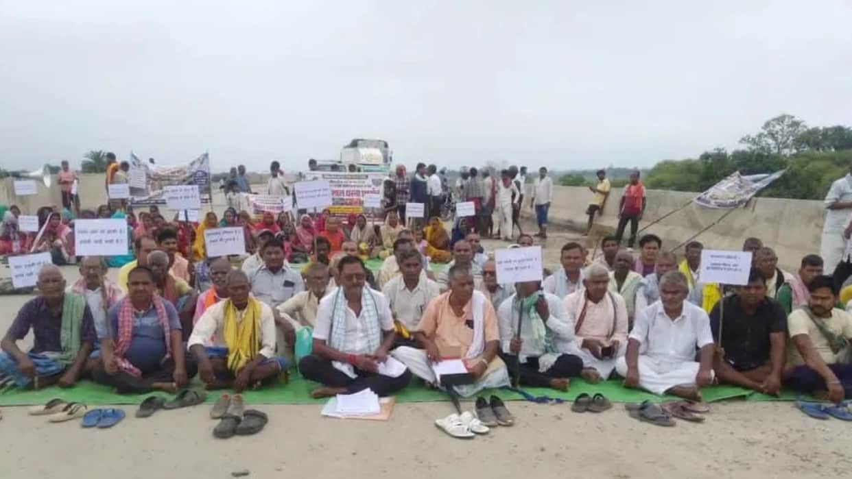 Villagers Protest for Approach Road at Ghorghat, NH80 and Four Lane Blocked for Hours