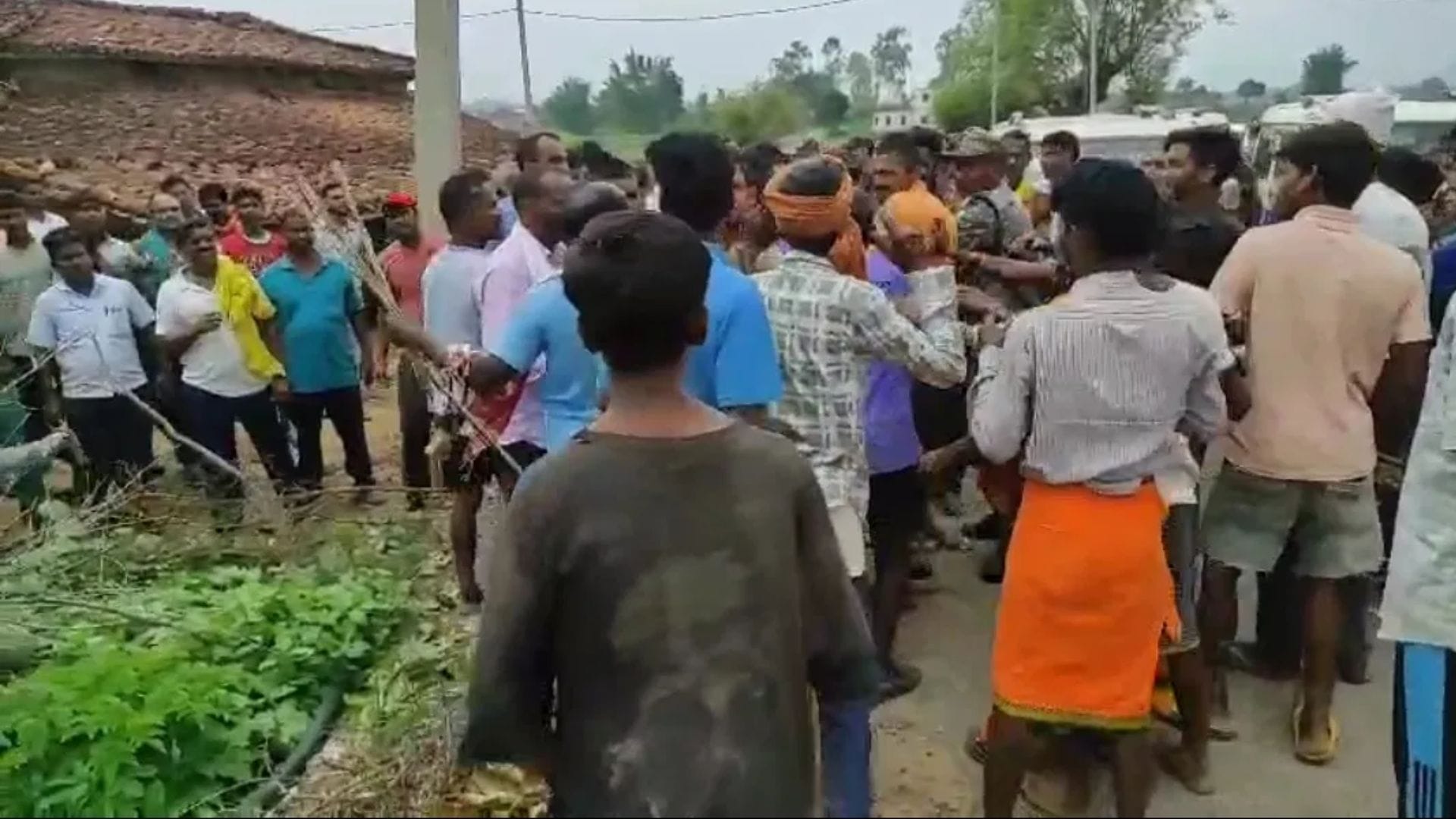 सर्वे टीम के गाड़ियों को रोकते ग्रामीण