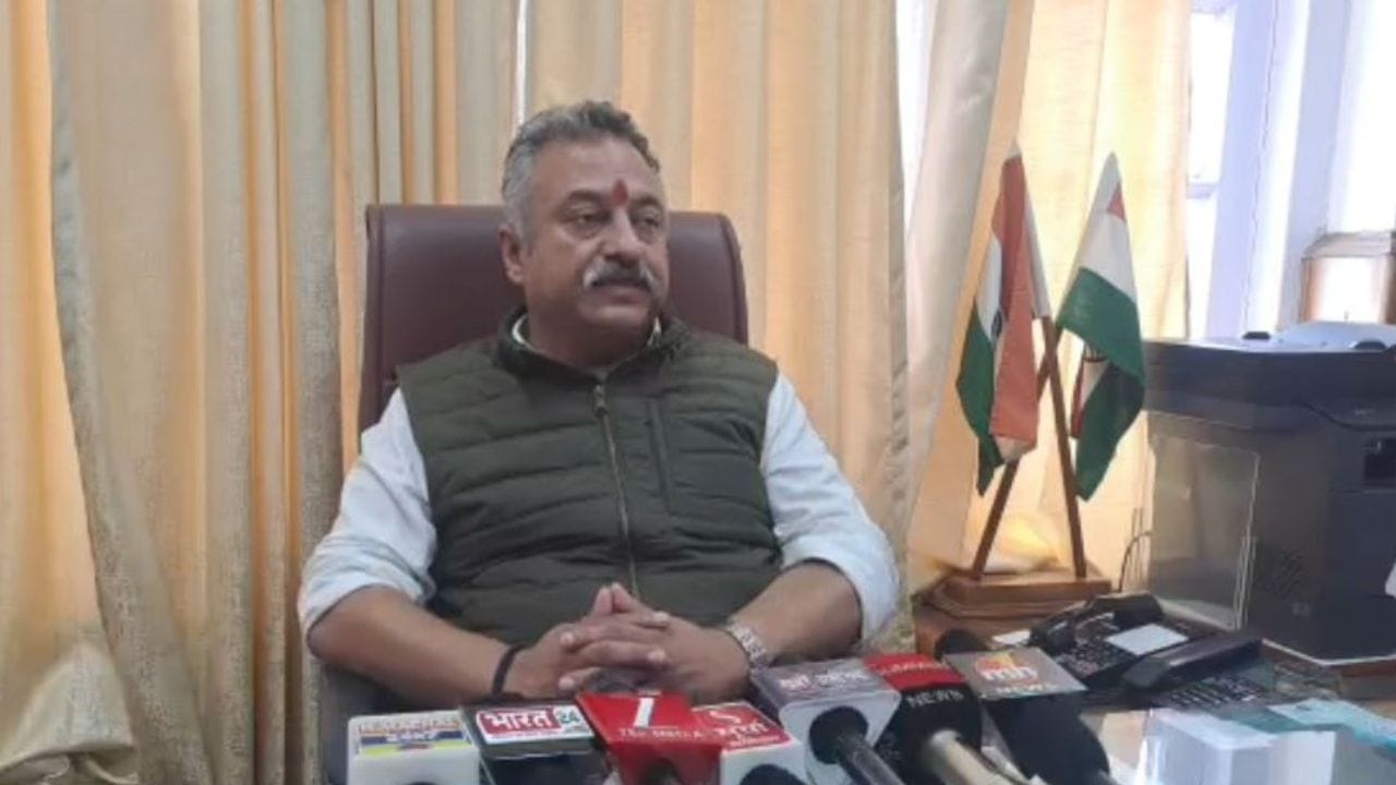 राज्य सचिवालय में मीडिया को संबोधित करते शिक्षा मंत्री रोहित ठाकुर।
