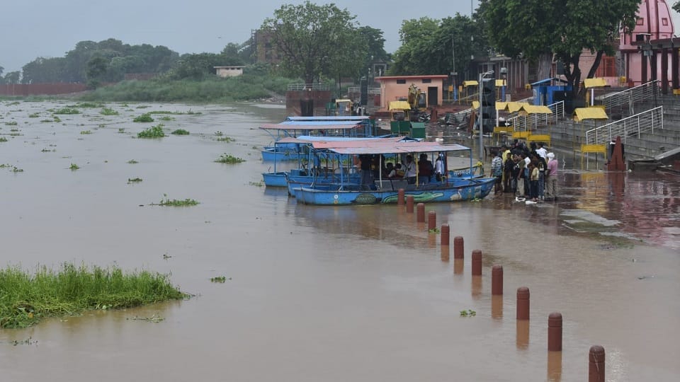 Rain Wreaks Havoc: Heavy vehicles halted on the Delhi-Pauri Highway
