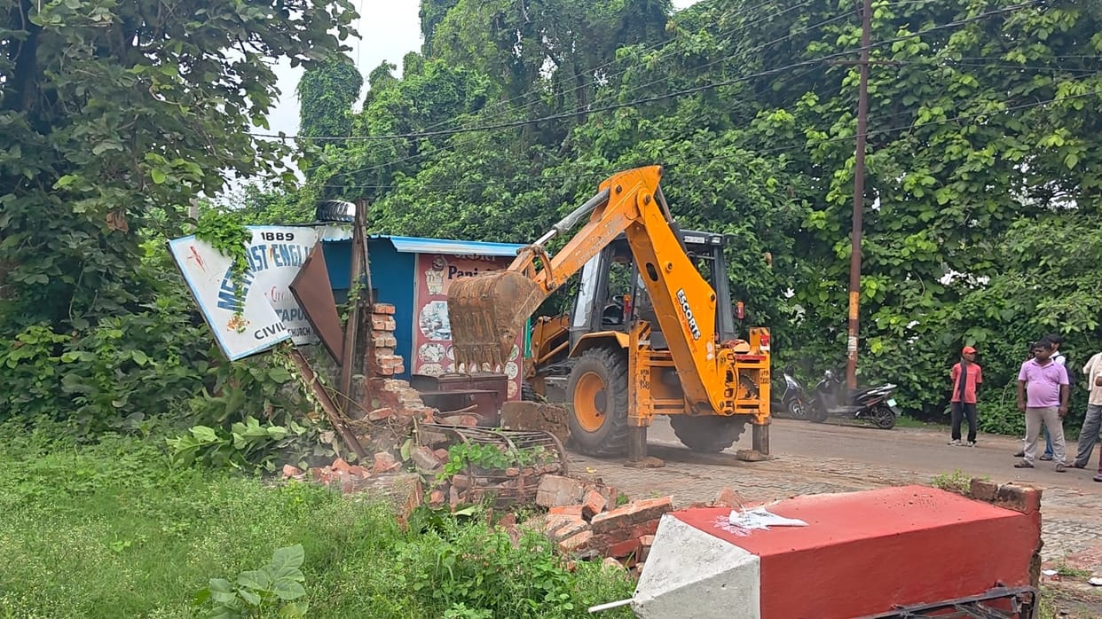 Sitapur: The boundary wall of the Mission School's land, vested in the state government, was razed.