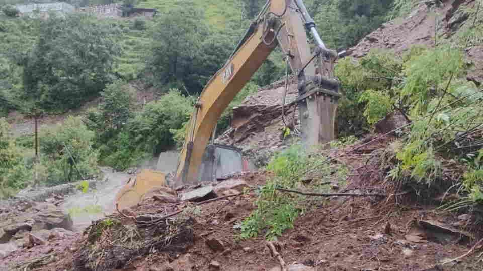 Landslide on Yamunotri Highway 100-meter stretch affected road is proving challenging