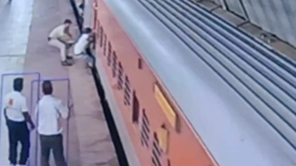 Jhansi: Passenger's life saved thanks to RPF's alertness.
