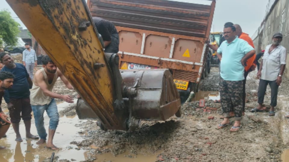 Traffic Comes to a Halt on Muzaffarnagar-Bijnor Road, Truck Stuck, Roadways Buses Suspended