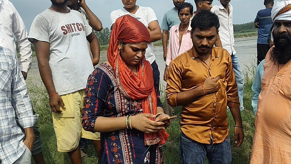 Moradabad: Young man and Class 10 student jump into the swollen Ramganga River