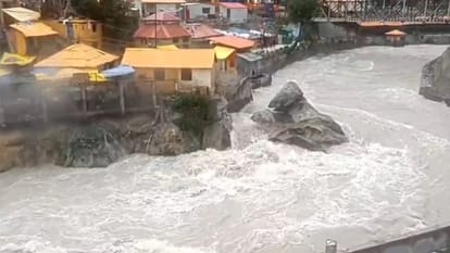 Badrinath Dham: Pilgrims offer prayers at Temple amidst rain Alaknanda River also in spate Chamoli