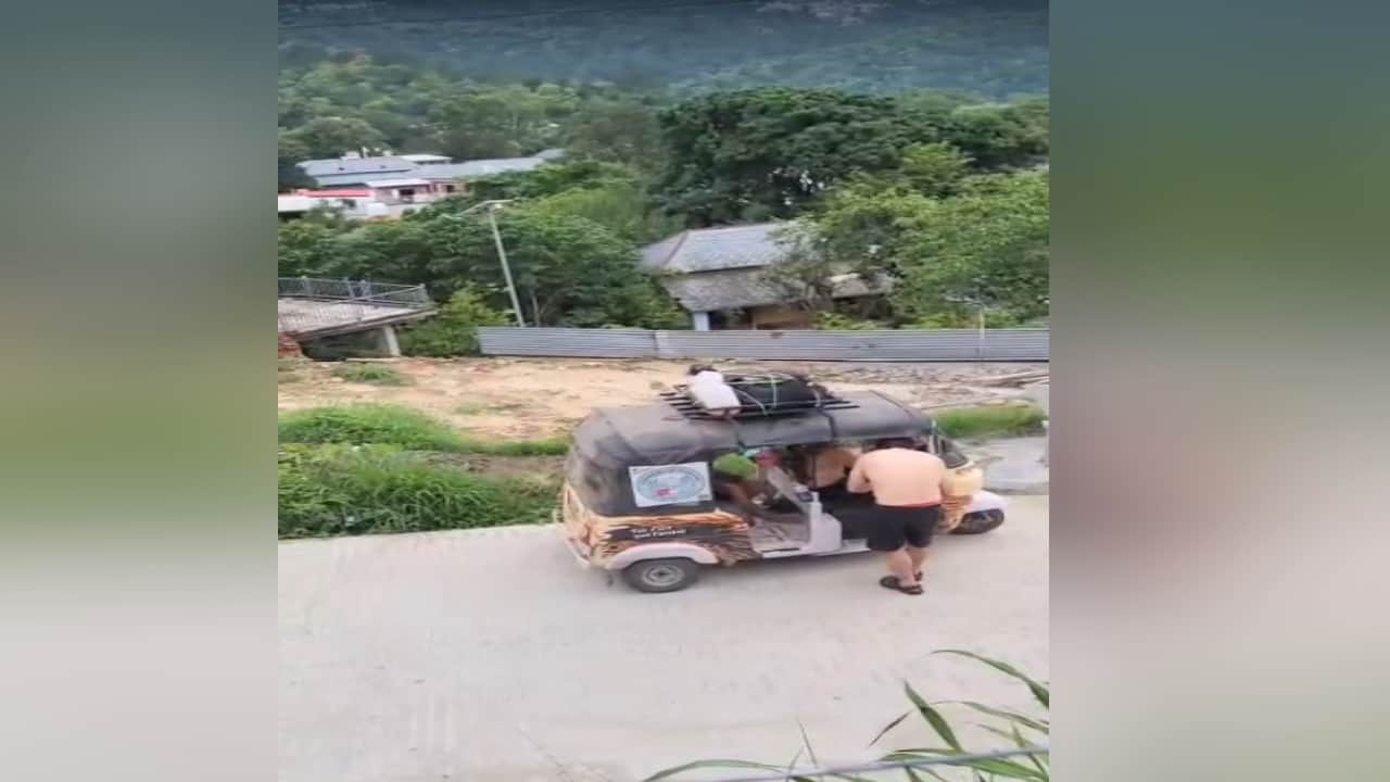 ऑटो में हमीरपुर पहुंचे ऑस्ट्रेलियाई पर्यटक।