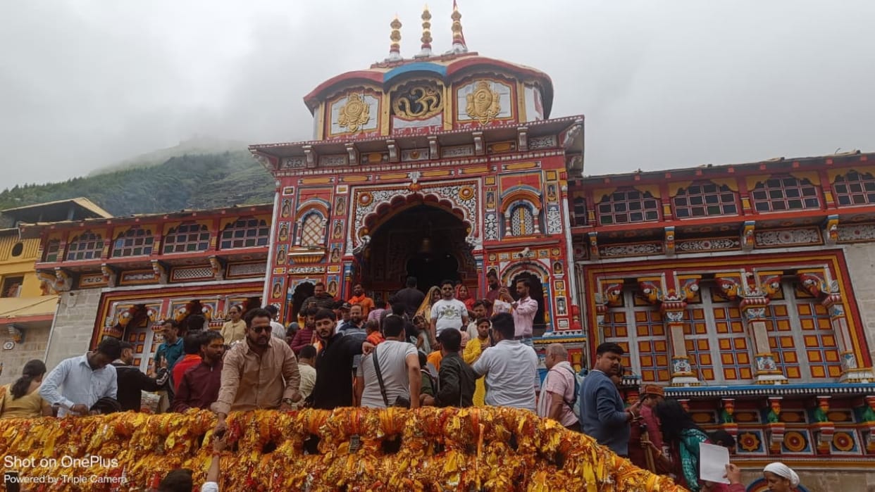 Badrinath Dham: Pilgrims offer prayers at Temple amidst rain Alaknanda River also in spate Chamoli