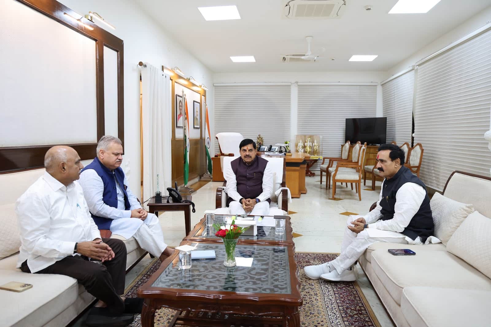 भाजपा का डैमेज कंट्रोल शुरू, सीएम मोहन यादव और संगठन के शीर्ष नेताओं से मिले नरोत्तम मिश्रा।