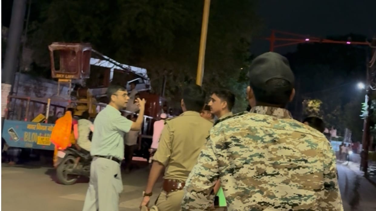 SP leaders put up a controversial poster in Gorakhpur; police and the municipal corporation had it removed.