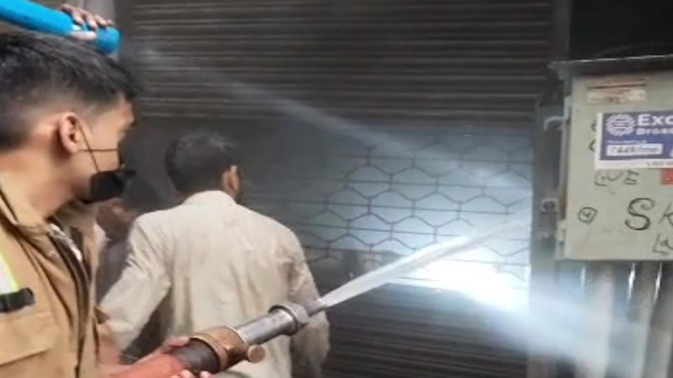 Kanpur: Fire breaks out in a footwear warehouse due to a short circuit