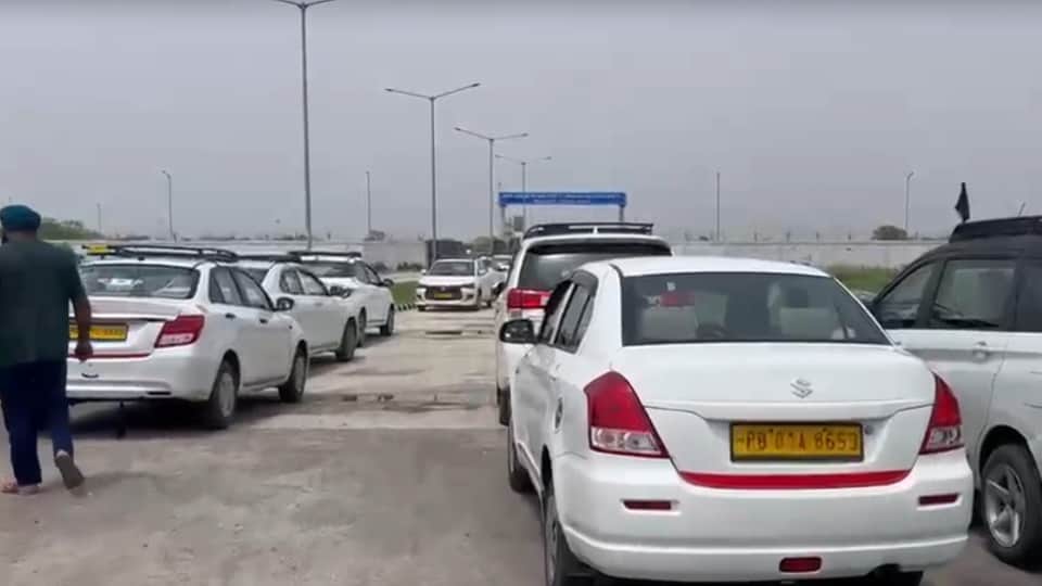 हलवारा एयरपोर्ट के मेन गेट पर लगी टैक्सियों की कतारें
