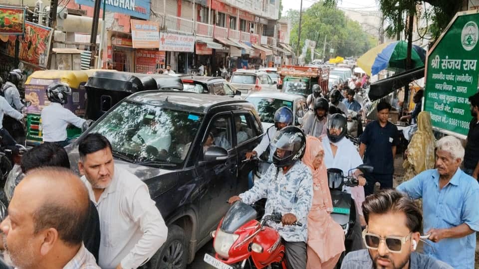 Traffic jams occurred on MG Road and Sanjay Place in Agra after school dismissal