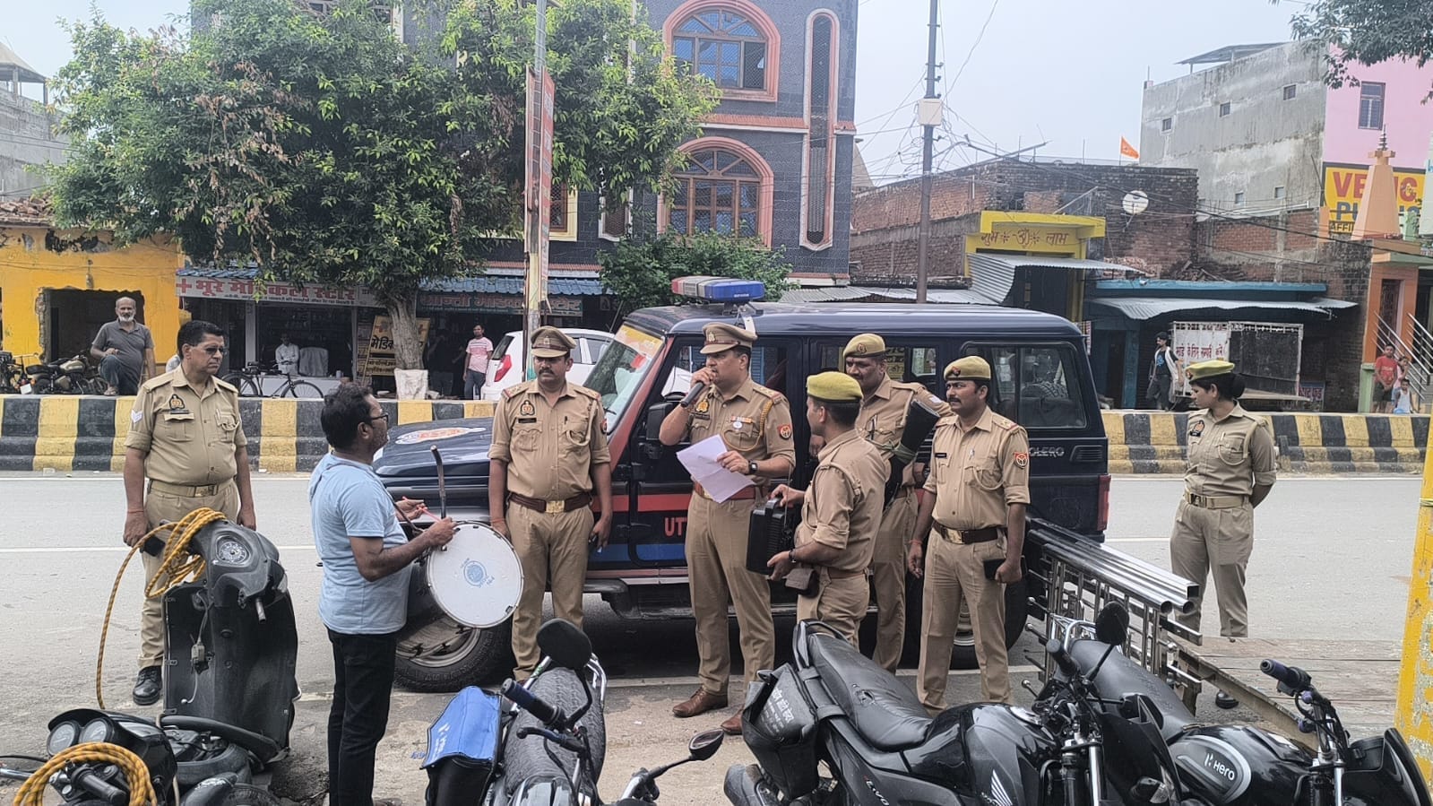 मुनादी कराकर जानकारी देती पुलिस