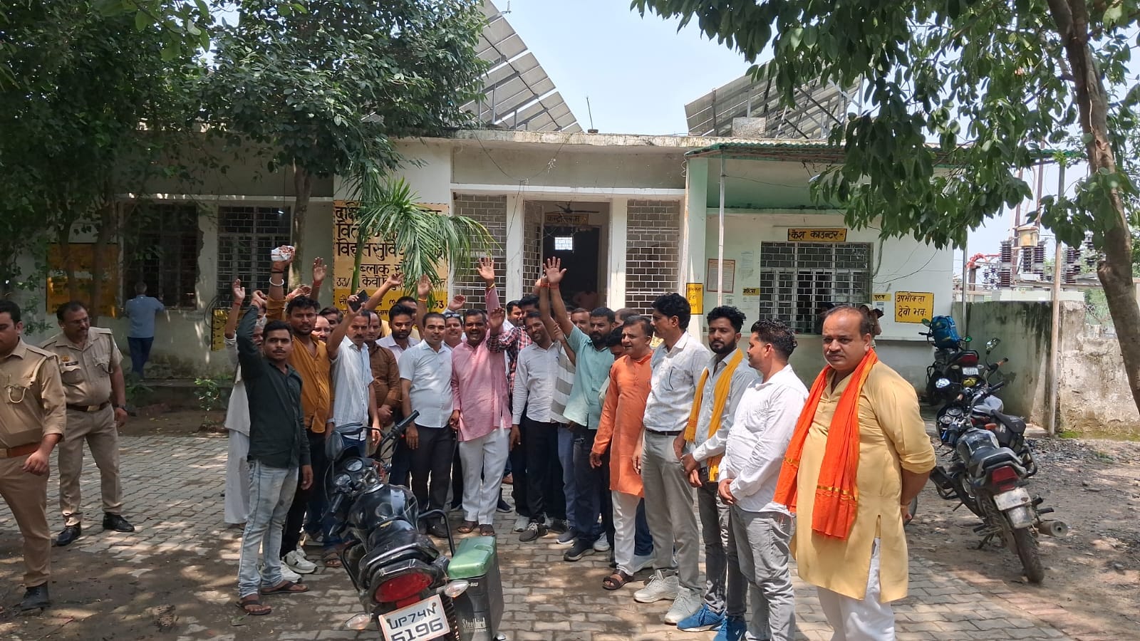 बिजलीघर में नारेबाजी करते भाजपाई
