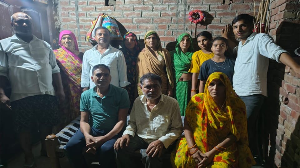 नगला जयलाल गांव स्थित मकान में मौजूद प्रबल के मामा-पिता, ताऊ व अन्य परिजन